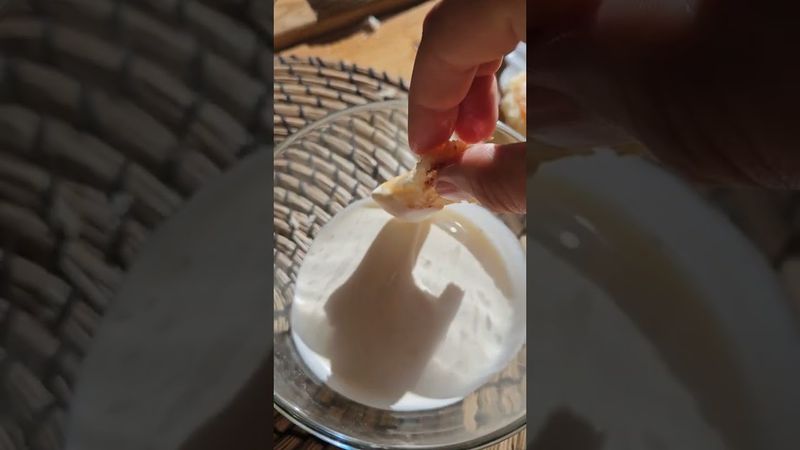 Мама вегетарианских сырников нажарила, без яиц. С деревенскими сливками! Вкуснятина!