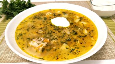 Eine herzhafte Rassolnik-Suppe mit Perlgraupen und Essiggurken.