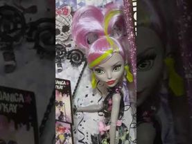 Распаковка и обзор куклы монстер хай Моаники ди Кей из серии"Страшные танцы".
