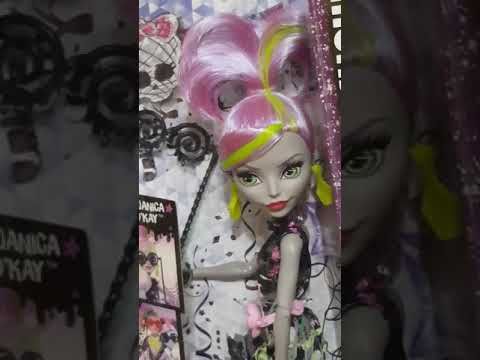Распаковка и обзор куклы монстер хай Моаники ди Кей из серии"Страшные танцы".