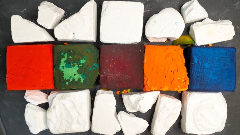 Dyed gym chalk with jumbos and chunks