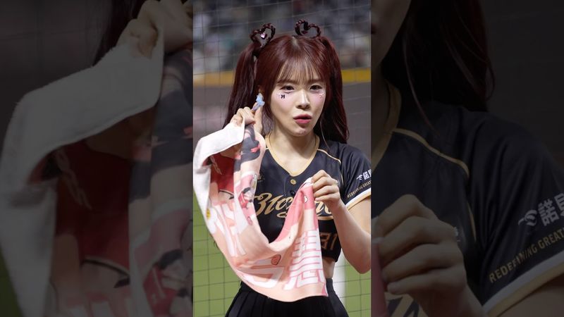 多慧日常調皮強制家豪帶髮夾 @lee_dahye #李多慧 #이다혜 #啦啦隊 #cheerleader #棒球 #baseball #台湾野球チア #台湾野球 #치어리더 #shorts