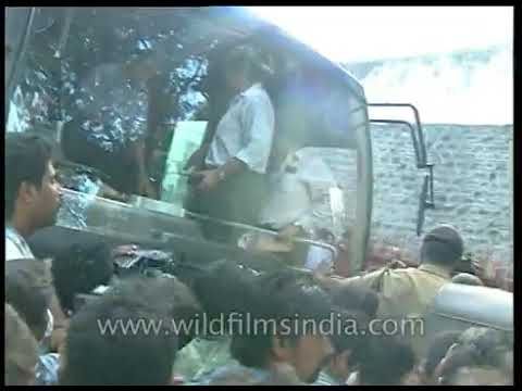 संजय दत्त जमानत पर जेल से बाहर आ गए