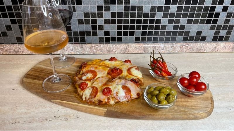 Wie sollte eine echte Fleischpizza aussehen!)Oder wenn Faulheit den Teig zu kochen.Sehen Sie mit Ton