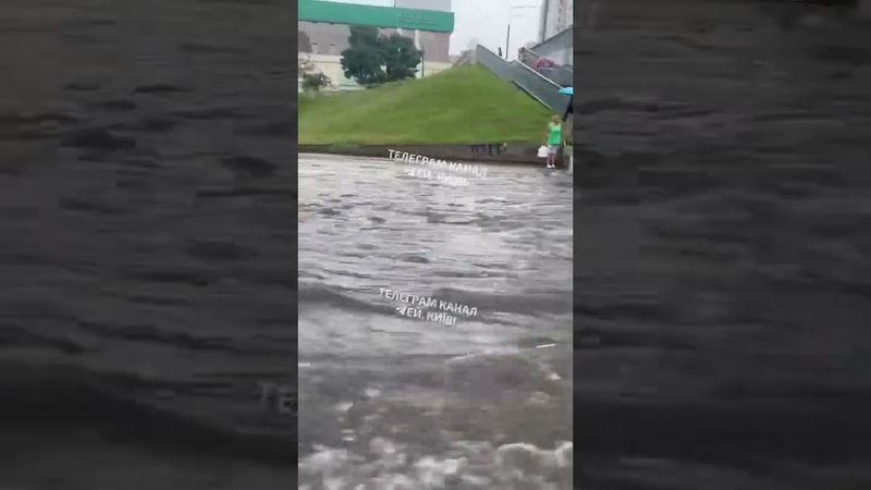 В Киеве тем временем все затопило