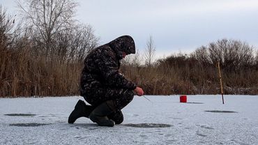 Первый лёд 2025-2026!! Всё ТРЕЩИТ, ХРУСТИТ, но КЛЮЁТ!! Рыбалка по ПЕРВОМУ ЛЬДУ!!