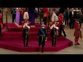 Дети королевы Елизаветы II отстояли в почетном карауле