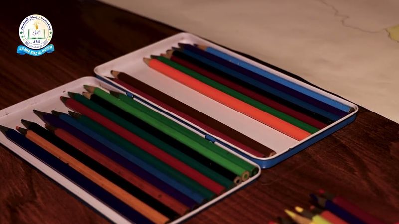 د جامعه ریاض العلوم کابل د معهد څانګي زده کونکو د افغانستان د نقشي د اصولو مطابق رسم کوي