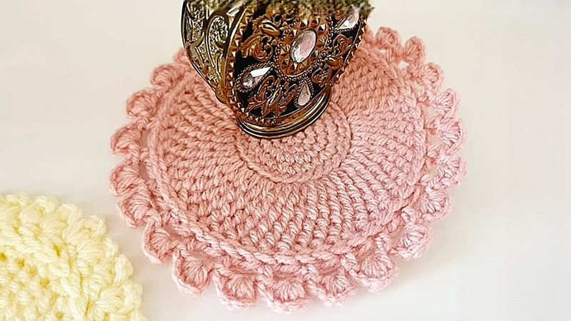 Эта салфетка под вазочку или кружку непременно украсит ваш прекрасный дом!