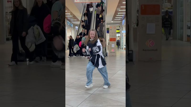 Танец поднимает настроение не только танцору, но и людям вокруг😉😍 #shufflegirl #shuffle