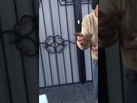 Мужик показывает паспорт