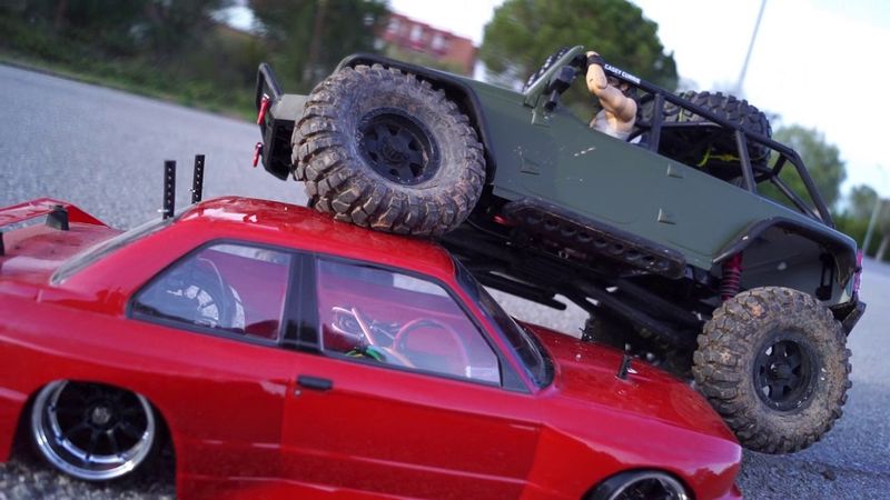 AXIAL VS 4 DRIFT CARS !!!!