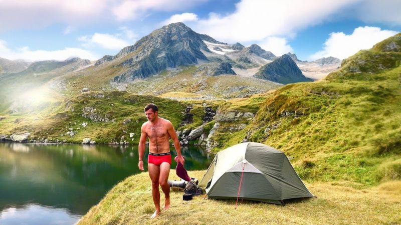 Zelten in den Bergen in der Nähe eines unglaublichen Sees