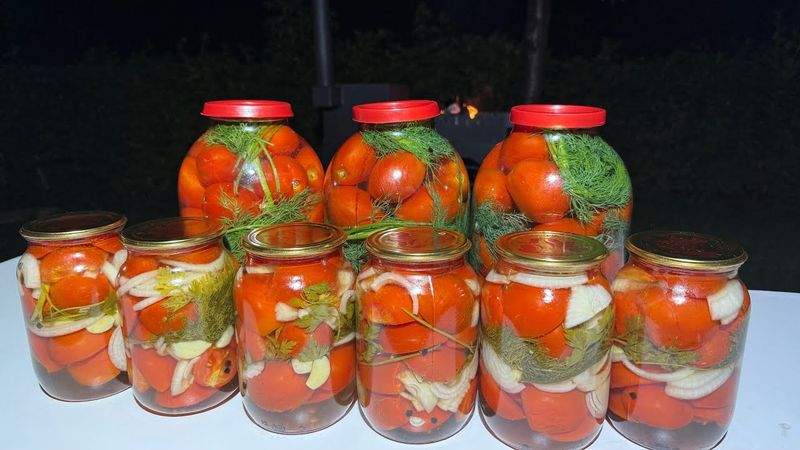 Квашені й мариновані помідори на ЗИМУ! – 2 перевірені рецепти