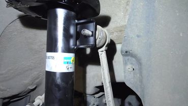 Замена передней стойки Skoda Rapid