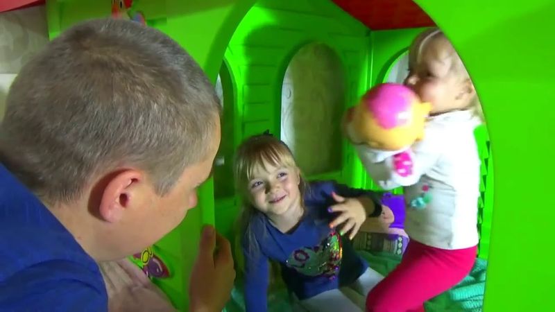 Маргарита ЗАПРЕЩАЕТ папе КАТАТЬСЯ на горке Для детей kids children