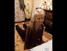 Женщине 87 лет. Делает гимнастику 5 Тибетских Жемчужин "Око возрождения: практика лам" Питер Кэлдер