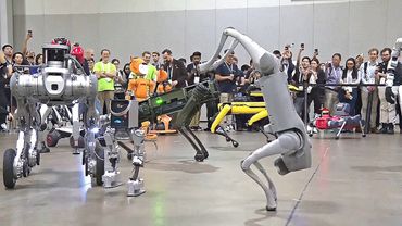 Роботы бегают среди посетителей Международной конференции робототехники в Атланте