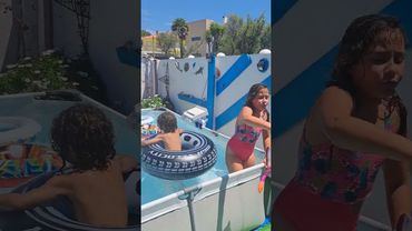 Brincando na piscina