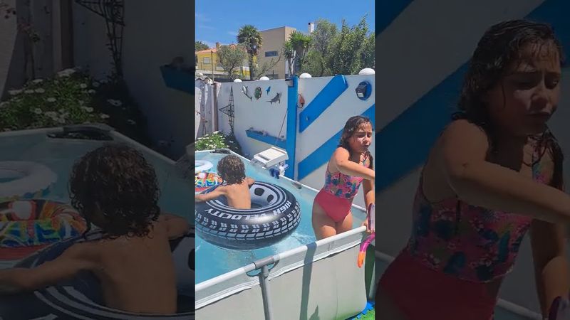 Brincando na piscina