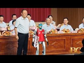 Il robot umanoide si “diploma” alla cerimonia di una scuola superiore cinese