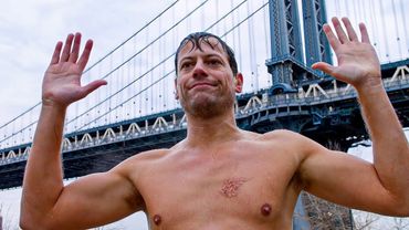 Ему 200 лет и каждый раз когда он умирает, он ПРОСЫПАЕТСЯ ГОЛЫМ в реке