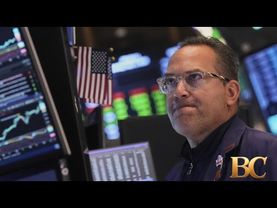 Le azioni statunitensi stabiliscono un altro record e i rendimenti balzano sui segnali che l'econ...