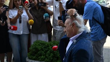 Kosovo lawyer shaves head over failure to constitute parliament | AFP