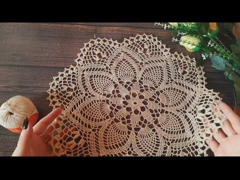 Круглая, ажурная салфетка крючком.