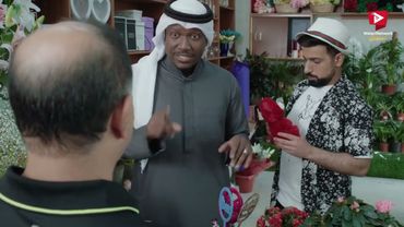 بعد ما اكتشف إنها حبه الحقيقي، بعت لها ورد كتير عالبيت اعتذار.. بس هي رفضته وهو زعل كتير 😓 كذب ابيض