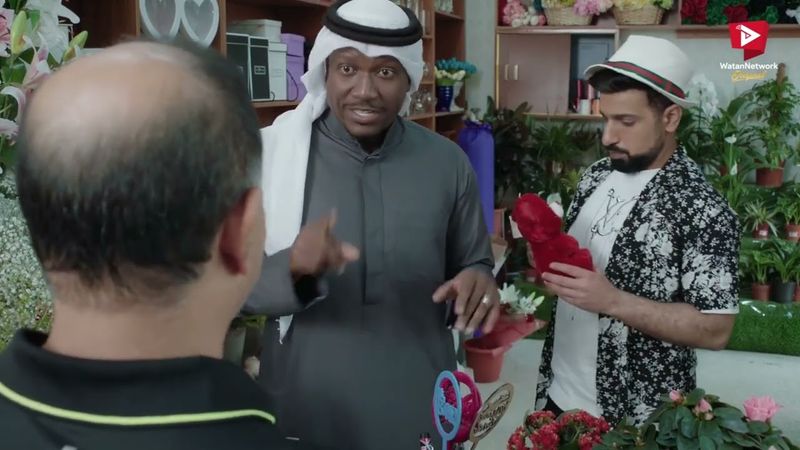 بعد ما اكتشف إنها حبه الحقيقي، بعت لها ورد كتير عالبيت اعتذار.. بس هي رفضته وهو زعل كتير 😓 كذب ابيض