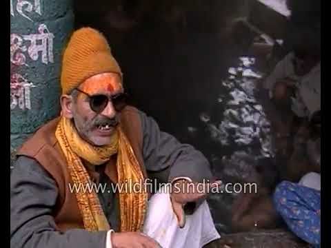 उत्तराखंड में अलकनंदा नदी के तट पर स्थित बद्रीनाथ मंदिर