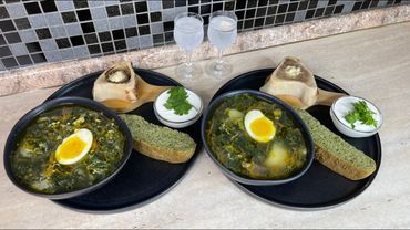 Uma deliciosa sopa de urtiga e pão caseiro. ASMR