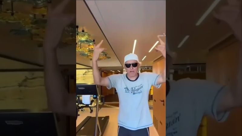 ТИНЬКОФФ ТАНЦУЕТ ПОД БАССОК #SHORTS #олегтиньков #платина