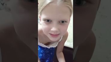 Одягаю Емілію