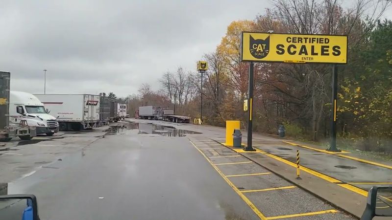 Дальнобой США. Привёз трактор в глухую деревню.