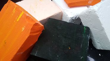 Soft dyed and plain gym chalk