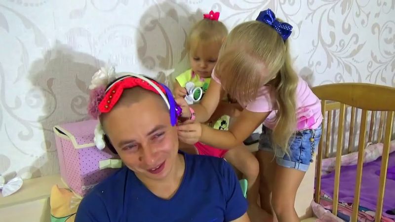 МАРГАРИТА И ЛЕРА ДЕЛАЮТ ПАПЕ МАКИЯЖ Видео для детей