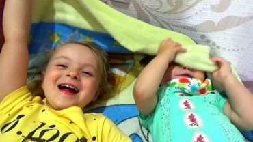 Маргарита и Лера ухаживают за малышом