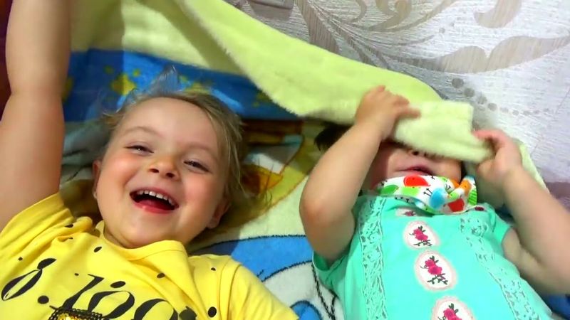 Маргарита и Лера ухаживают за малышом