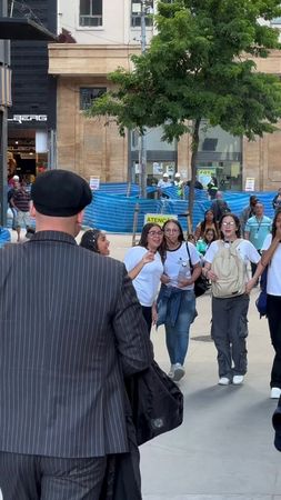 A polícia parou até de conversar quando o Shelby passou 😩