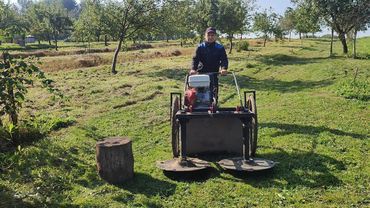 Самодельная роторная газонокосилка с двигателем от мотоблока косит бурьян.