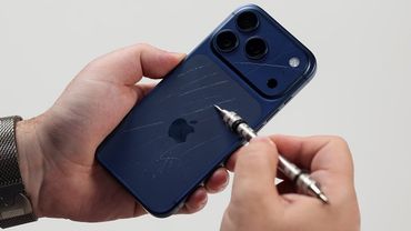 Давайте поцарапаем iPhone 17 Pro. Алюминий и лютое стекло Apple.... фигня?