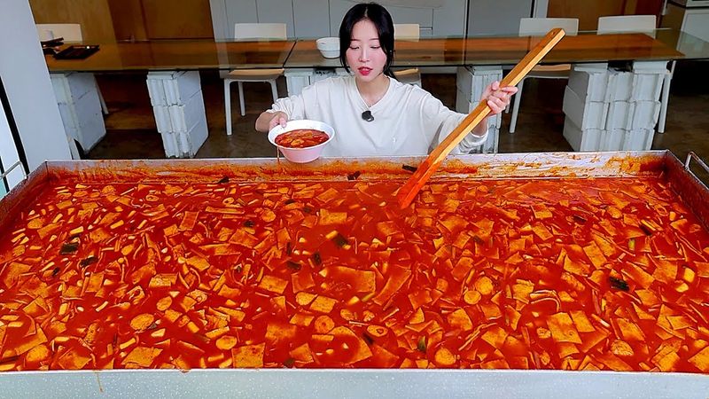 世界最大炒年糕?!😱 我做了1000人份超巨型炒年糕!