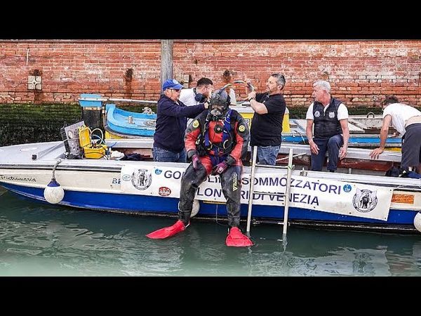 Guarda: I gondolieri si immergono in profondità per rivendicare la bellezza di Venezia | Scene