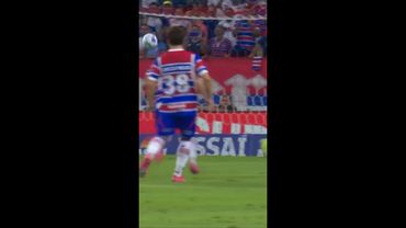 Goleiro Walter, do Mirassol, defende pênalti de Bareiro, do Fortaleza