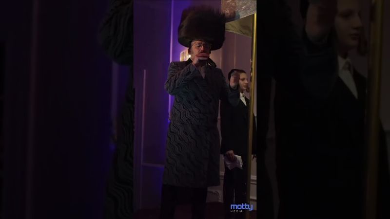 Lipa Schmeltzer Gramen at the Chuppah of Gershy Moskowitz’s Daughter’s Wedding