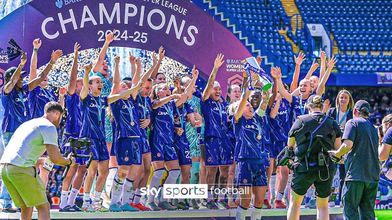 Full SCENES as Chelsea lift the Women's Super League TROPHY! 🏆