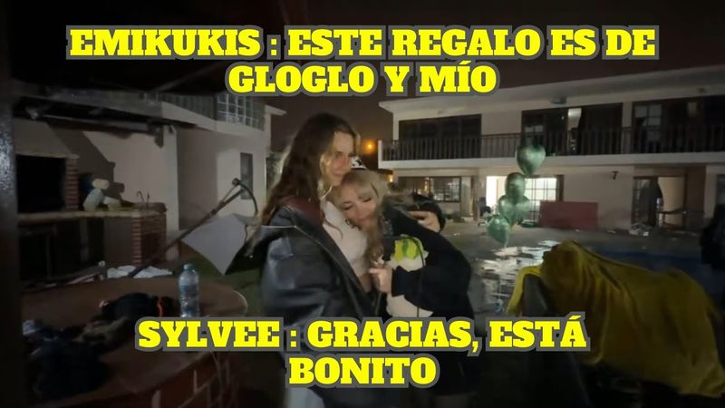 EMIKUKIS LE DA SU REGALO A SYLVEE DE PARTE DE ELLA Y GLOGLO