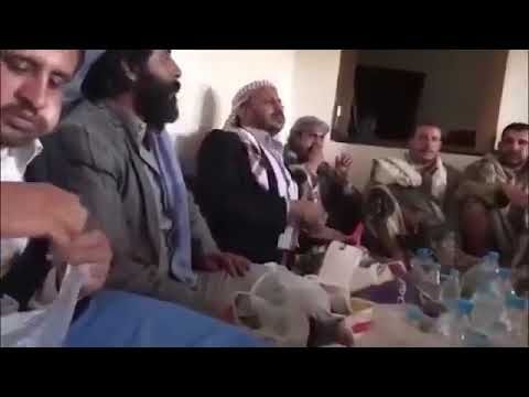 فيديو قديم للعميد طارق عفاش وعاده في صنعاء موقفه ضد الحوتي من يومها يرجزهم رجيز دبلوماسي وهو بينهم